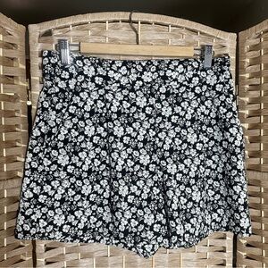 Zara Black & White Floral Pleated Shorts - Size Large